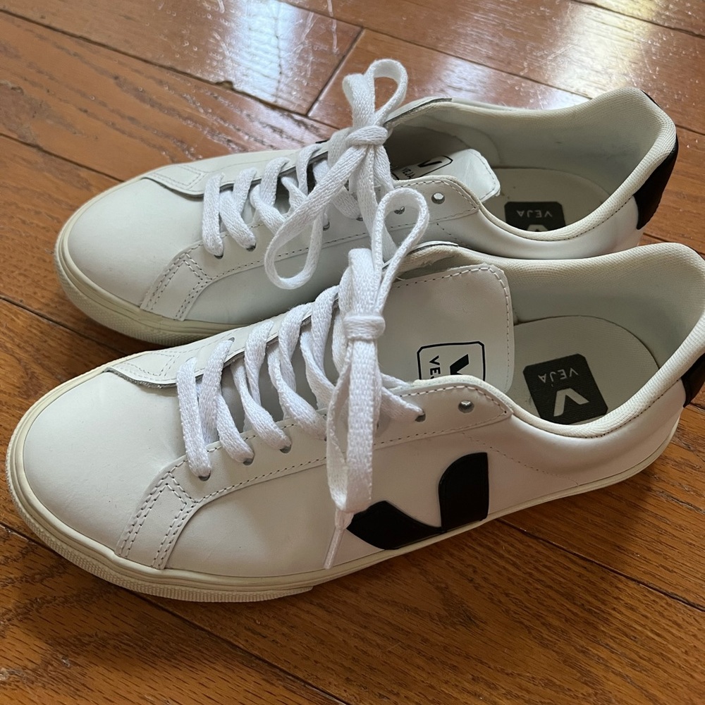 *LIKE NEW* VEJA SNEAKERS BLACK & WHITE Size 39 (8)